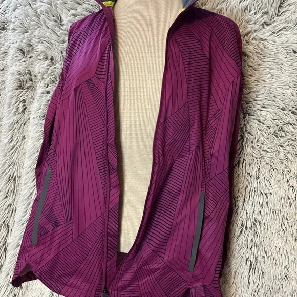 Brooks Run Happy Drift Shell Jacket Size Small Reflective Windbreaker‎ 220971 - Picture 6 of 12